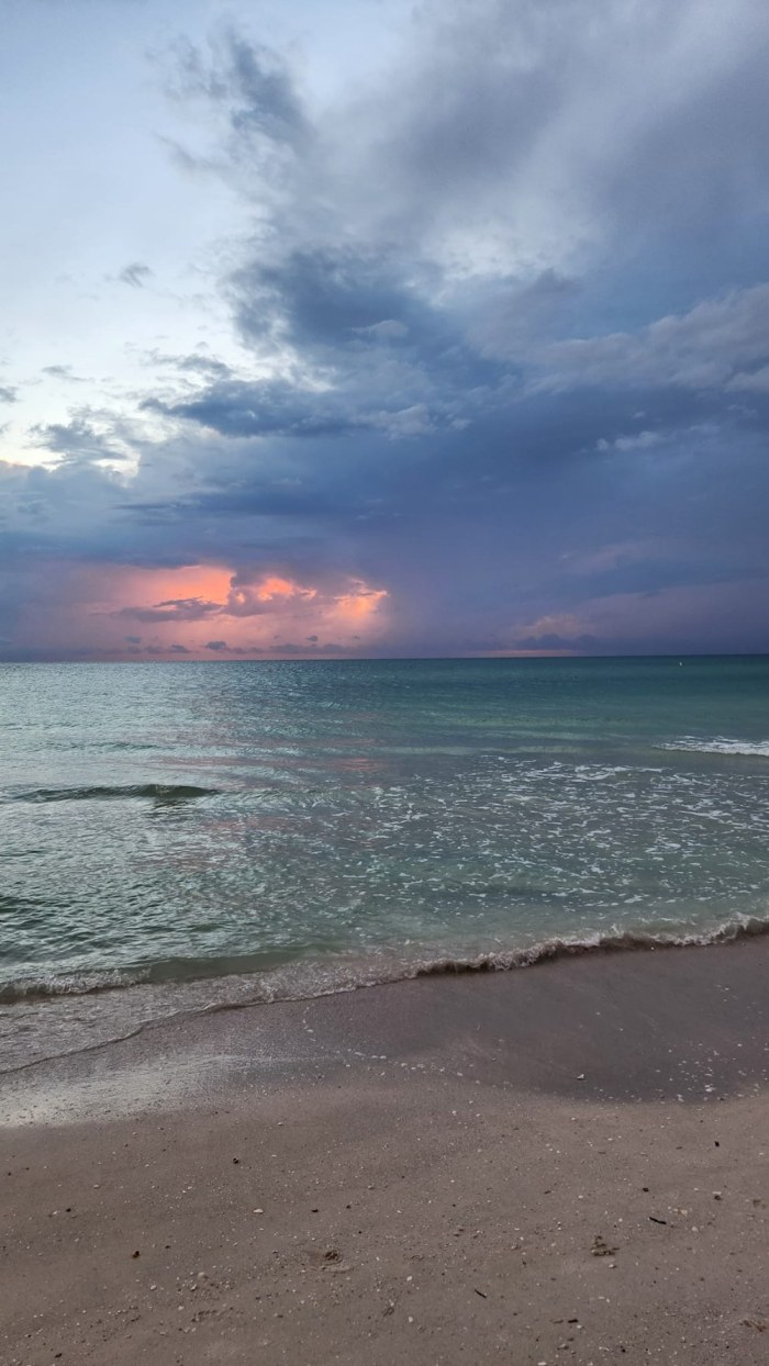 beach.thumb.jpeg.fa680f198572a1112154ee5c0d734669.jpeg