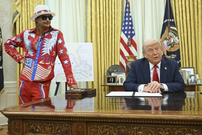 1818819545_kidrock.thumb.jpeg.a756a54cc3897fc9abd3d078d7c4bd3c.jpeg
